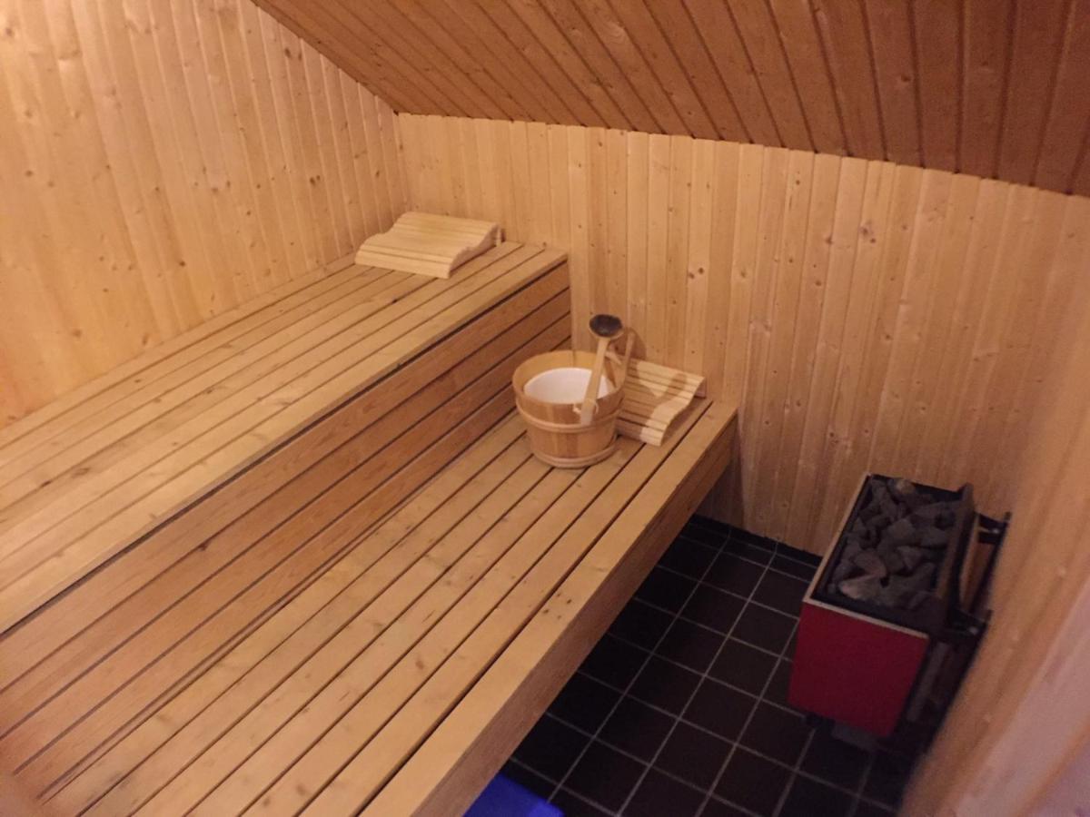 Dubbelrum Med Extrasaeng Pa Markplan I Lugnt Villaomrade Malmö Exterior foto